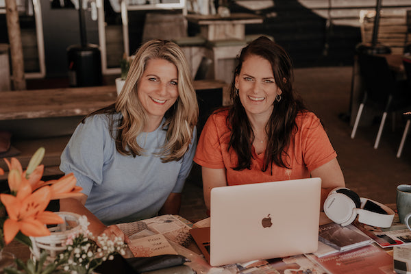 Tamara en Manon van Flowee aan het werk