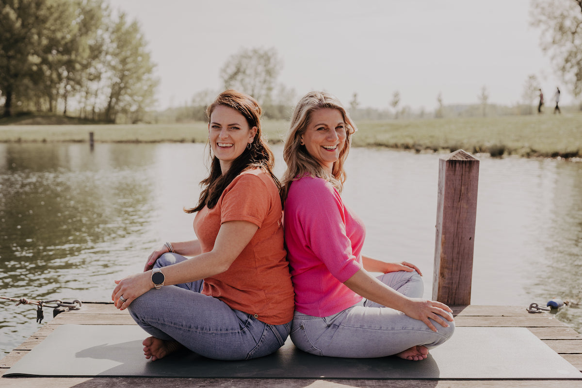 Manon en Tamara van Flowee in een meditatiehouding