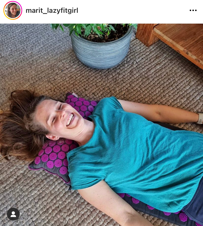 Marit Ambassadrice van Lazyfitgirl ervaart een paarse Flowee Spijkermat