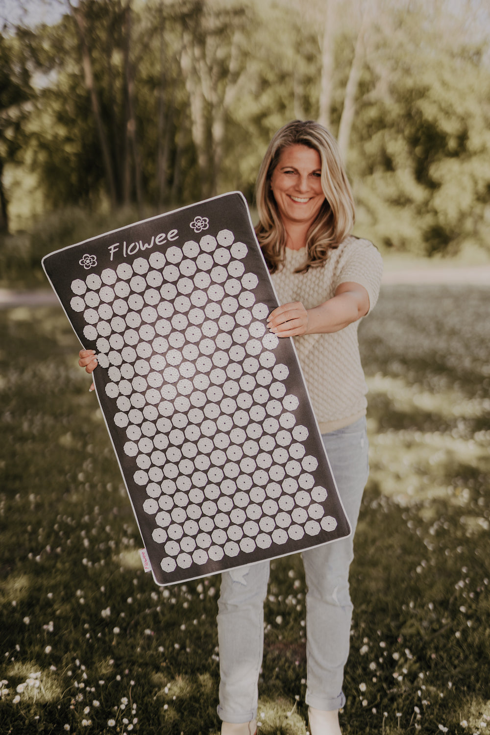 Tamara van Flowee met een grijs witte spijkermat