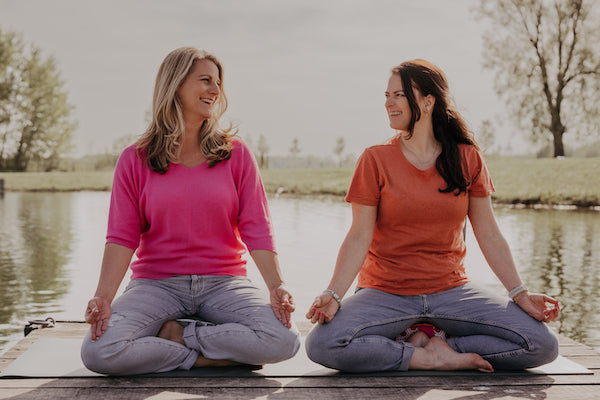 Tamara en Manon op een meditatiekussen