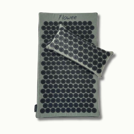Groene Flowee ECO spijkermat set met zwarte spikes en bijpassend spijkerkussen.