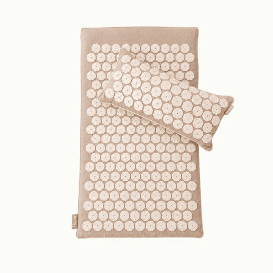 Flowee Eco spijkermat set in zandkleur met bijpassend spijkerkussen en witte spikes.