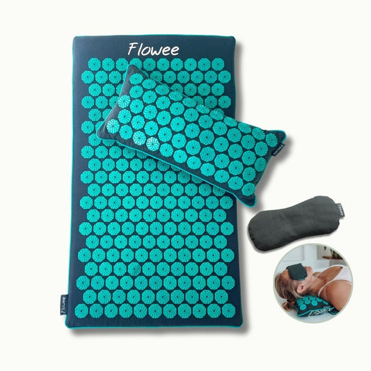 Flowee Relaxset ECO in grijs met zeegroene spikes, inclusief spijkermat, spijkerkussen en oogkussen.