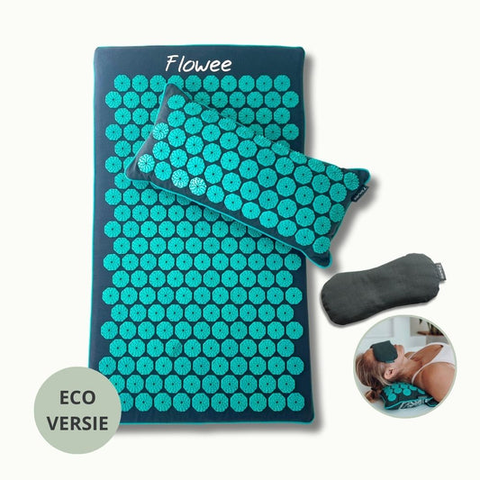 Flowee Relaxset ECO in grijs met zeegroene spikes, inclusief spijkermat, spijkerkussen en oogkussen.