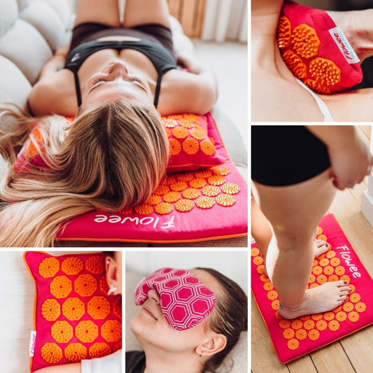 Collage met verschillende toepassingen van de fuchsia-oranje Flowee Relaxset met spijkermat, spijkerkussen, massagehand en oogkussen.