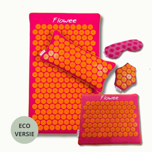 Flowee Relaxset PRO ECO in fuchsia met oranje spikes, inclusief spijkermat, spijkerkussen, kleine spijkermat, massagehand en oogkussen.