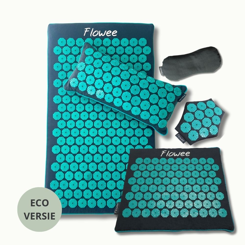 Flowee Relaxset PRO ECO in grijs met zeegroene spikes, inclusief spijkermat, spijkerkussen, kleine spijkermat, massagehand en oogkussen.