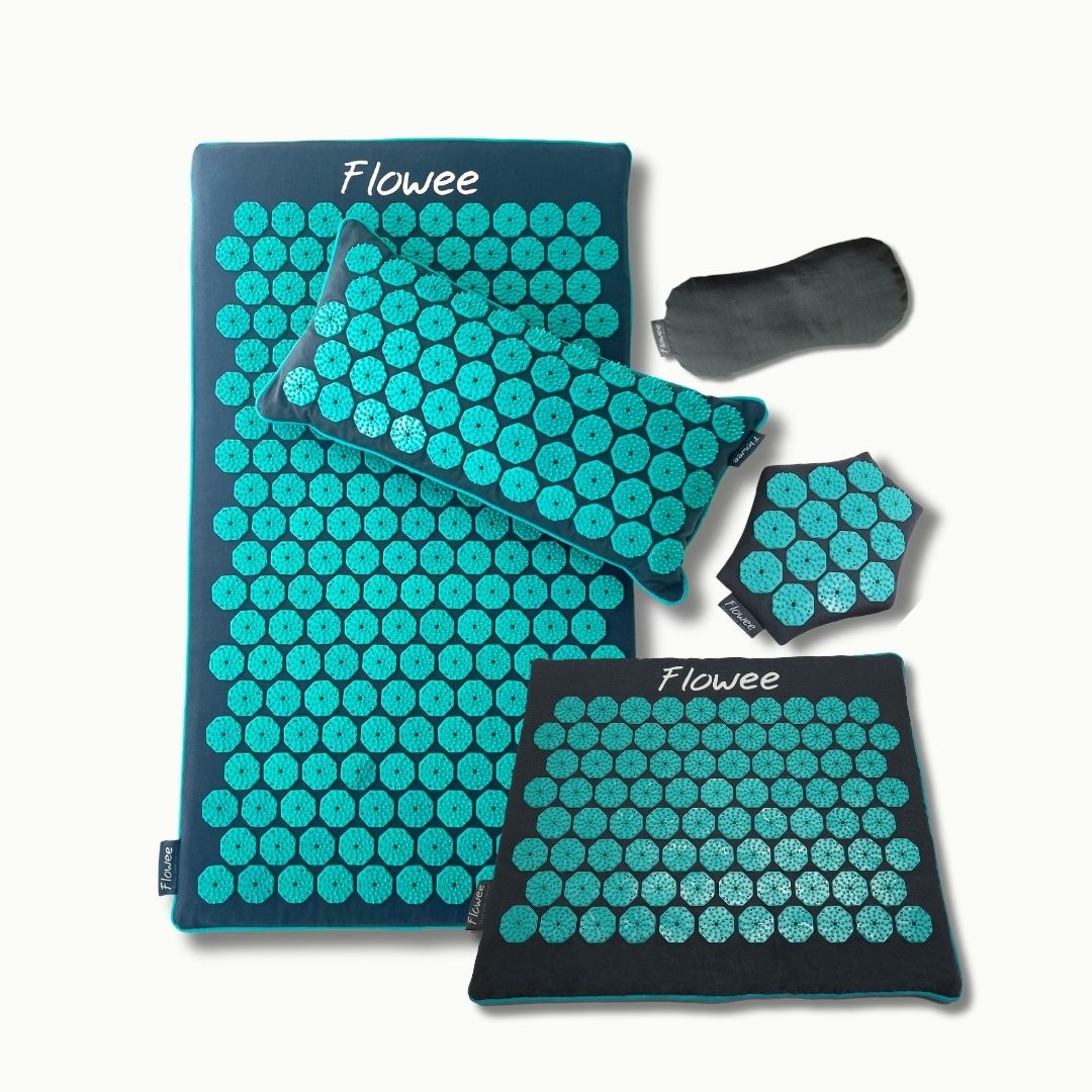 Flowee Relaxset PRO ECO in grijs met zeegroene spikes, inclusief spijkermat, spijkerkussen, kleine spijkermat, massagehand en oogkussen.