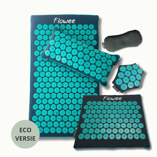 Flowee Relaxset PRO ECO in grijs met zeegroene spikes, inclusief spijkermat, spijkerkussen, kleine spijkermat, massagehand en oogkussen.