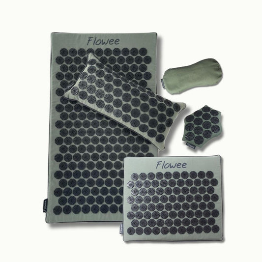 Flowee Relaxset PRO ECO in groen met zwarte spikes, inclusief spijkermat, spijkerkussen, kleine spijkermat, massagehand en oogkussen.