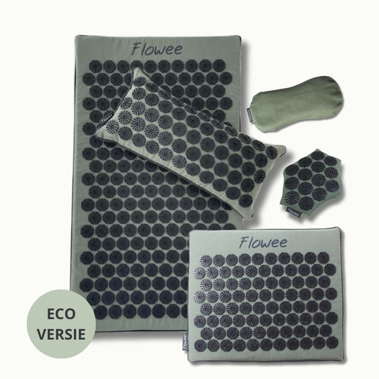 Flowee Relaxset PRO ECO in groen met zwarte spikes, inclusief spijkermat, spijkerkussen, kleine spijkermat, massagehand en oogkussen.