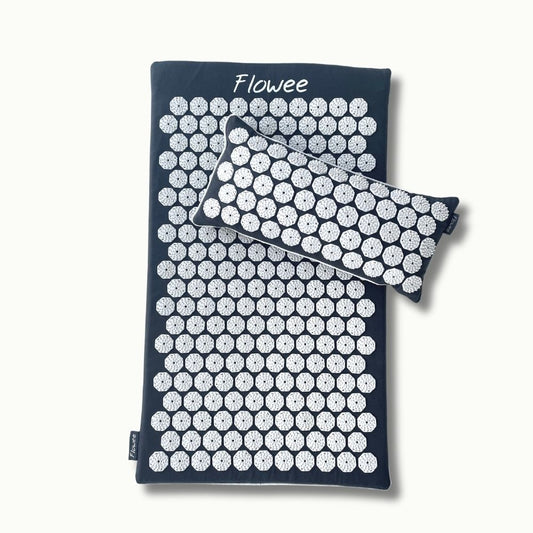 Grijze Flowee ECO spijkermat met witte spikes en bijpassend spijkerkussen.