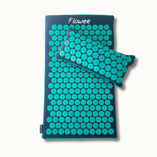 Grijze Flowee ECO spijkermat met zeegroene spikes en bijpassend spijkerkussen.