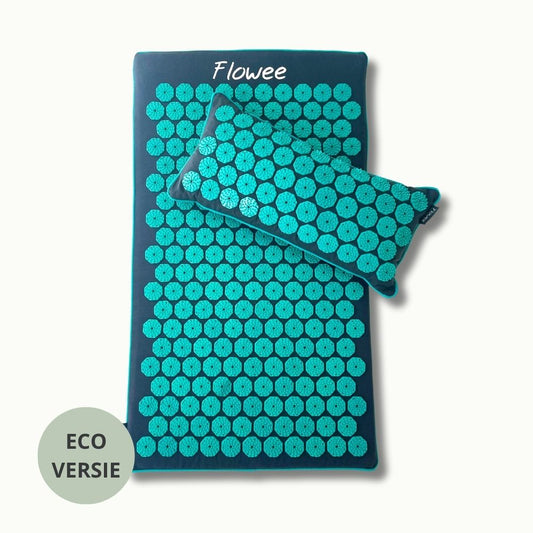 Grijze Flowee ECO spijkermat met zeegroene spikes en bijpassend spijkerkussen.