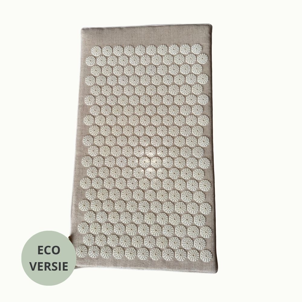 Zandkleurige Flowee Eco spijkermat met witte spikes.