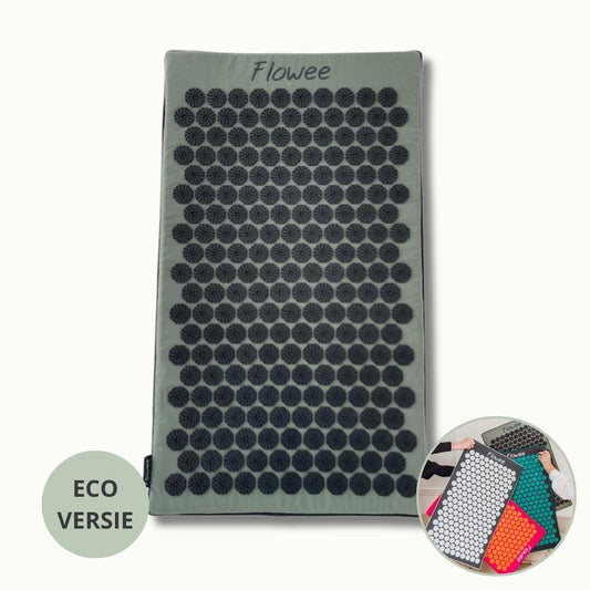 Groene Flowee ECO spijkermat met zwarte spikes, verkrijgbaar in verschillende kleuren.