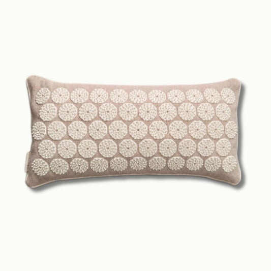 Flowee spijkermat kussen in de zandkleur gemaakt van Jute