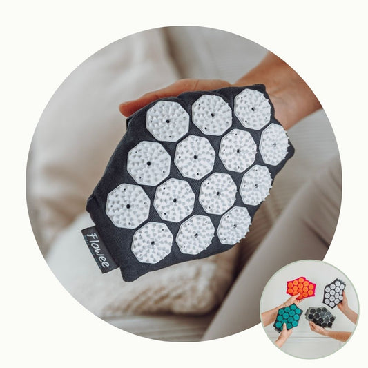 Flowee spijkermat massagehand.