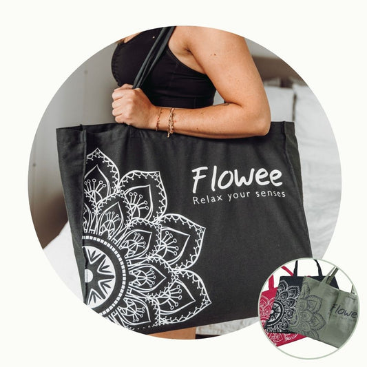 Zwarte Flowee spijkermat tas met mandalaprint, verkrijgbaar in verschillende kleuren.