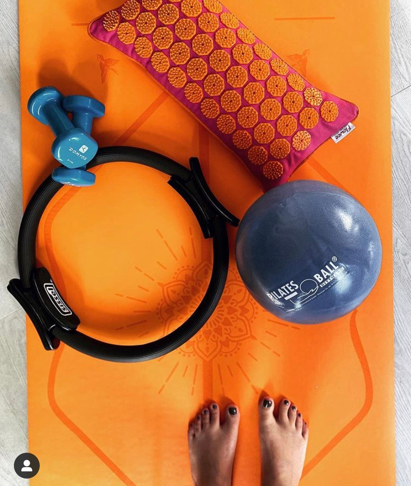 Sportmaterialen met een Flowee spijkerkussen voor ontspanning en herstel na het sporten.