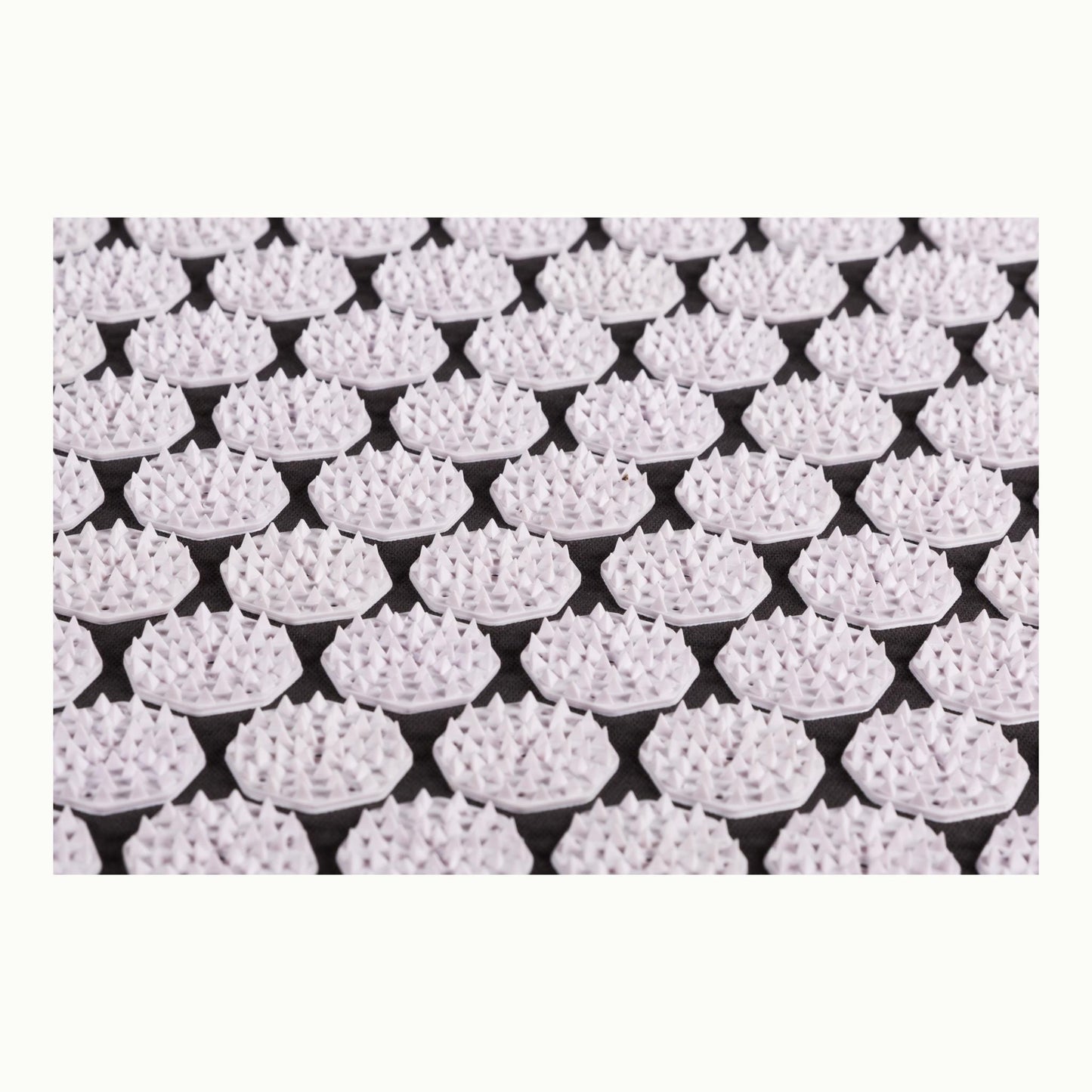 Flowee spijkermat kussen grijs wit detailfoto spike