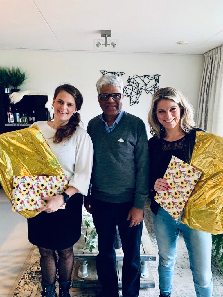 Manon en Tamara van Flowee met Bob van de fabriek uit India