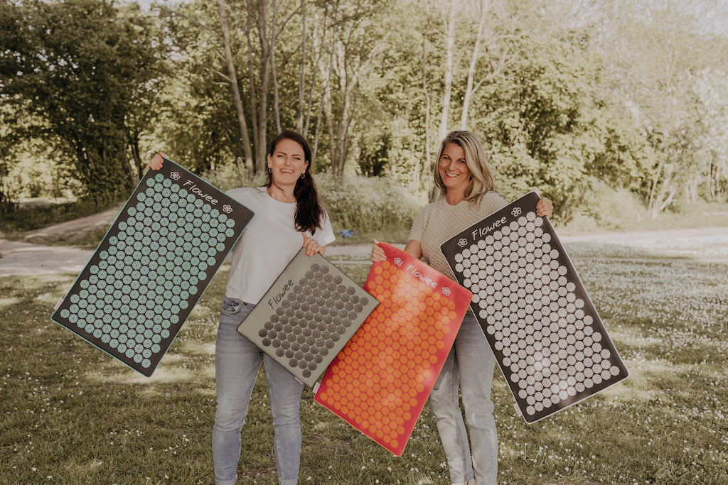 Manon & Tamara showcasen Flowee spijkermatten in het park