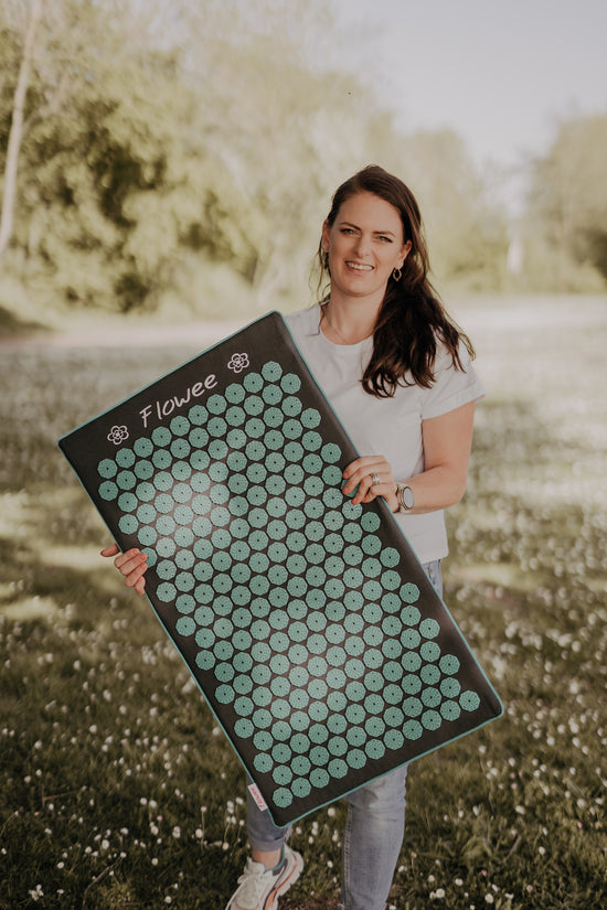Manon van Flowee met een grijs zeegroene spijkermat