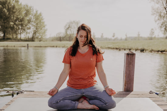 Manon van Flowee op een fuchsia meditatiekussen