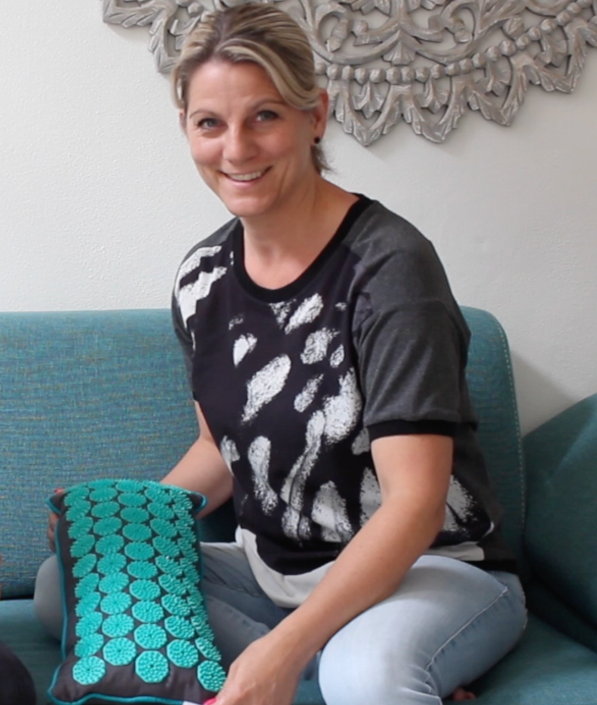 Tamara en Manon leggen uit hoe het spijkerkussen te gebruiken is