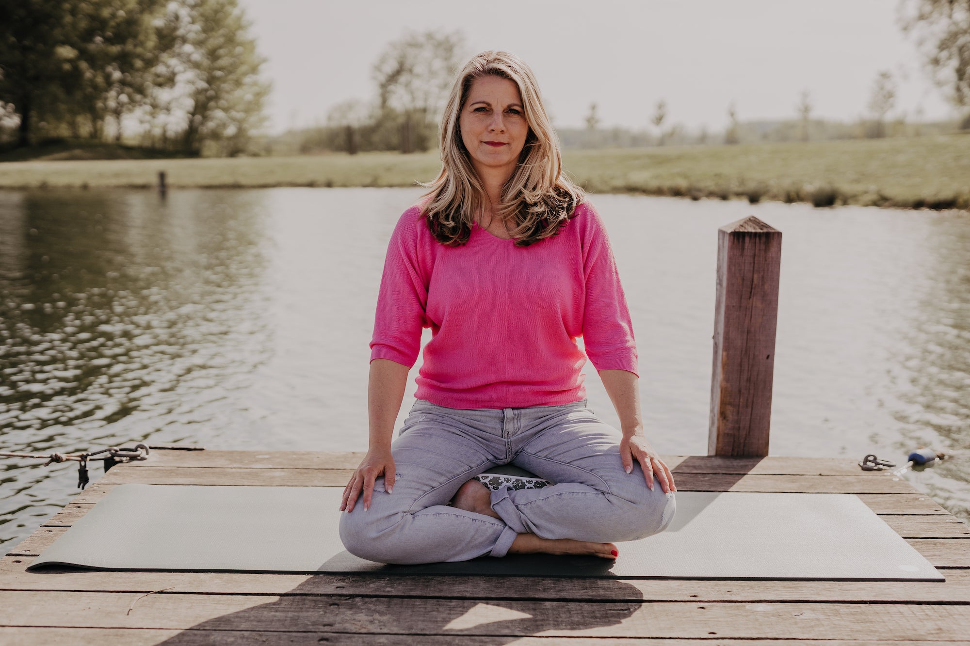 Tamara van Flowee op een groen meditatiekussen