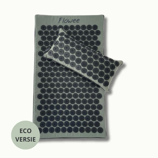 Groene Flowee ECO spijkermat set met zwarte spikes en bijpassend spijkerkussen.