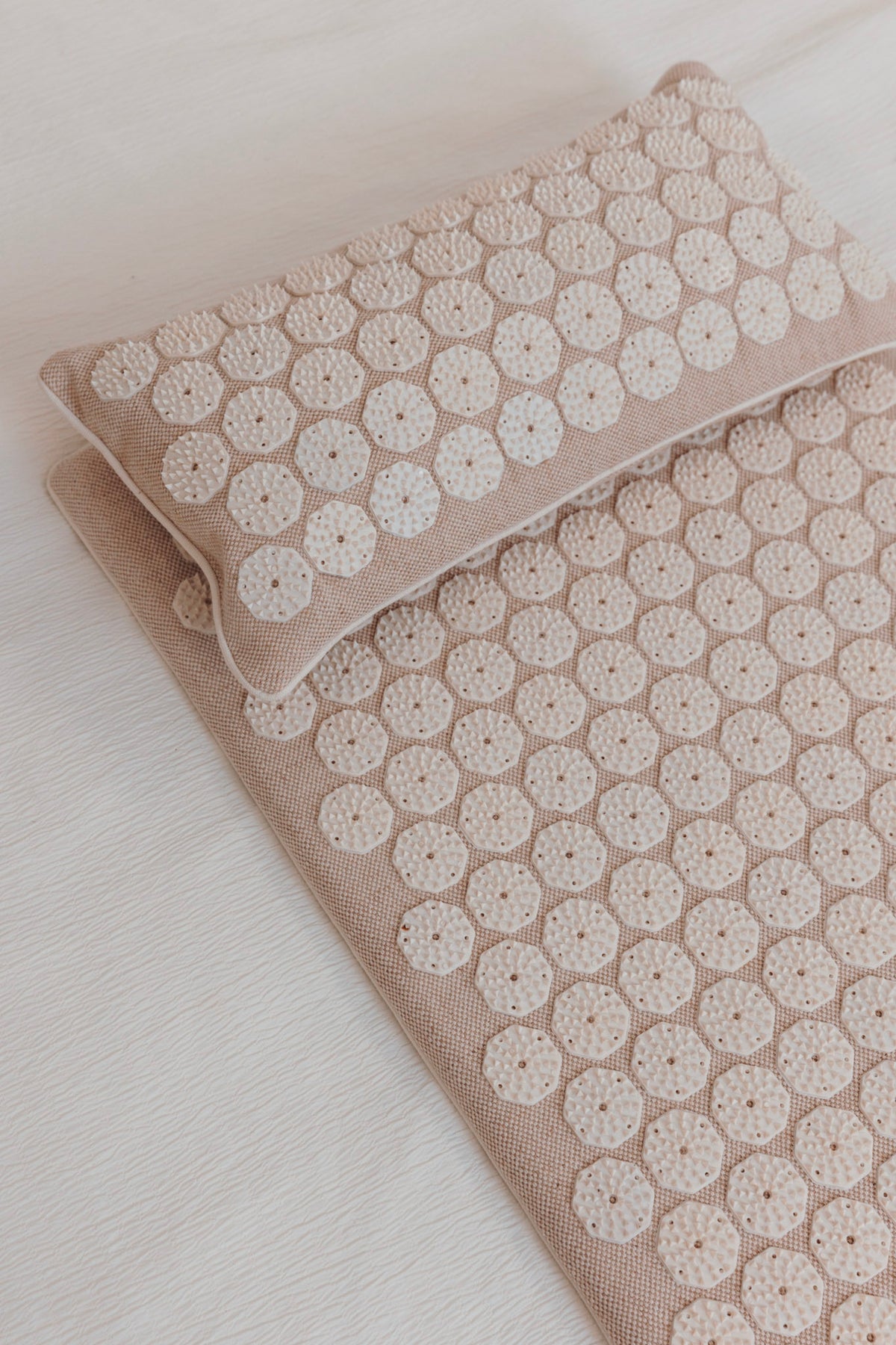 Flowee Eco spijkermat set van jute in zandkleur met bijpassend spijkerkussen en witte spikes.