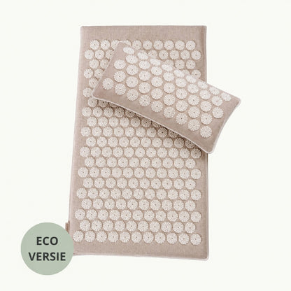 Flowee Eco spijkermat set in zandkleur met bijpassend spijkerkussen en witte spikes.
