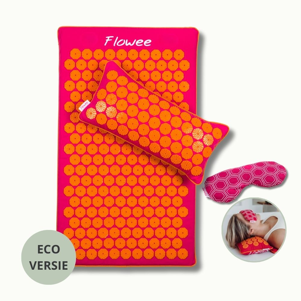 Flowee Relaxset ECO in fuchsia met oranje spikes, inclusief spijkermat, spijkerkussen en oogkussen.