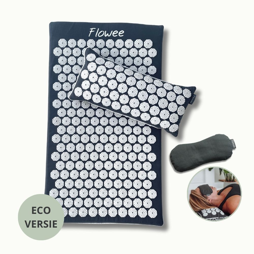 Flowee Relaxset ECO in grijs met witte spikes, inclusief spijkermat, spijkerkussen en oogkussen.