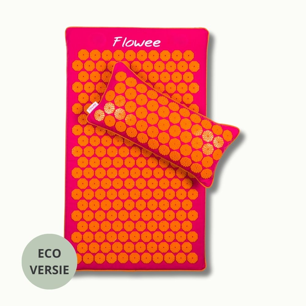 Fuchsia Flowee ECO spijkermat met oranje spikes en bijpassend spijkerkussen.