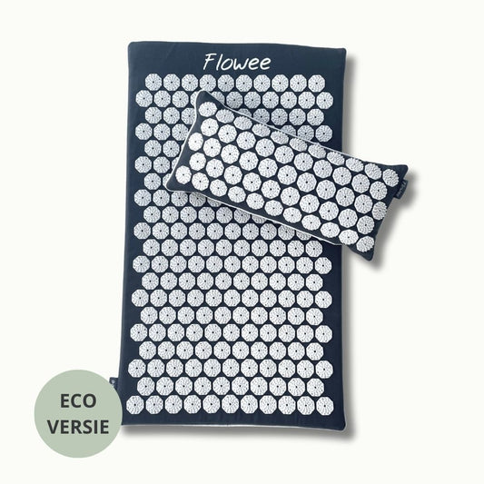 Grijze Flowee ECO spijkermat met witte spikes en bijpassend spijkerkussen.