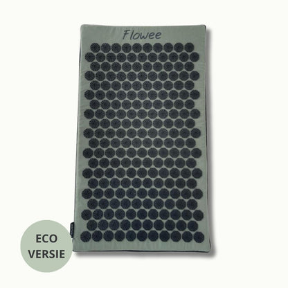 Groene Flowee ECO spijkermat met zwarte spikes.