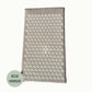 Zandkleurige Flowee Eco spijkermat met witte spikes.