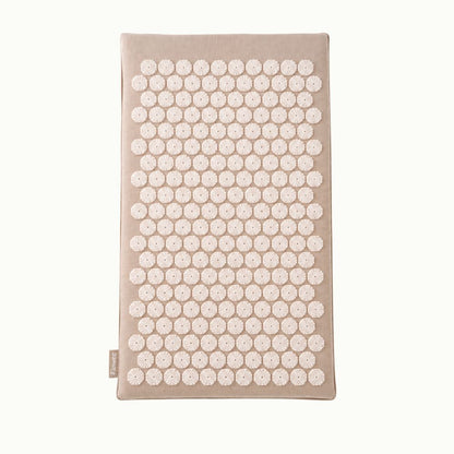 Zandkleurige Flowee ECO spijkermat met witte spikes.