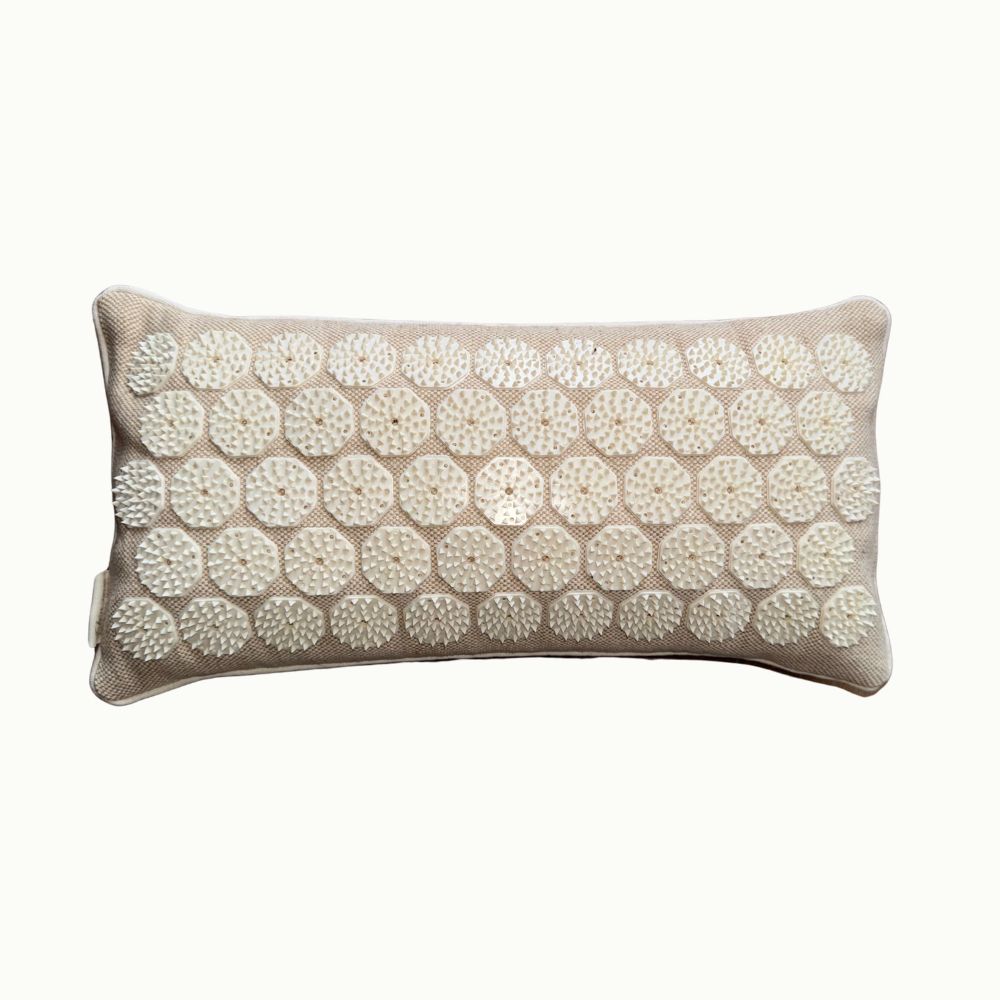 Zandkleurig Flowee spijkermat kussen met witte spikes.