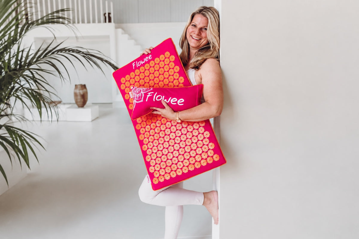 Tamara (Founder Flowee) met een Flowee spijkermat en spijkerkussen van duurzame kwaliteit