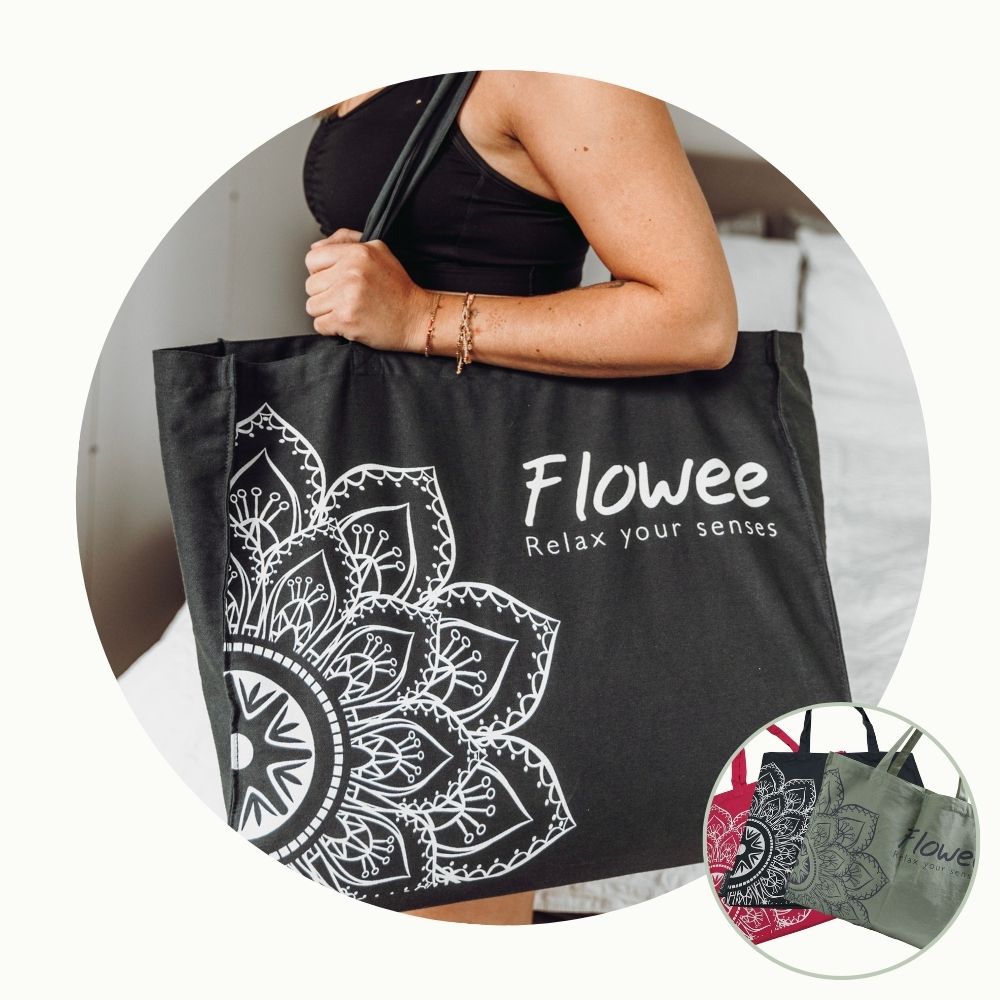 Zwarte Flowee spijkermat tas met mandalaprint, verkrijgbaar in verschillende kleuren.