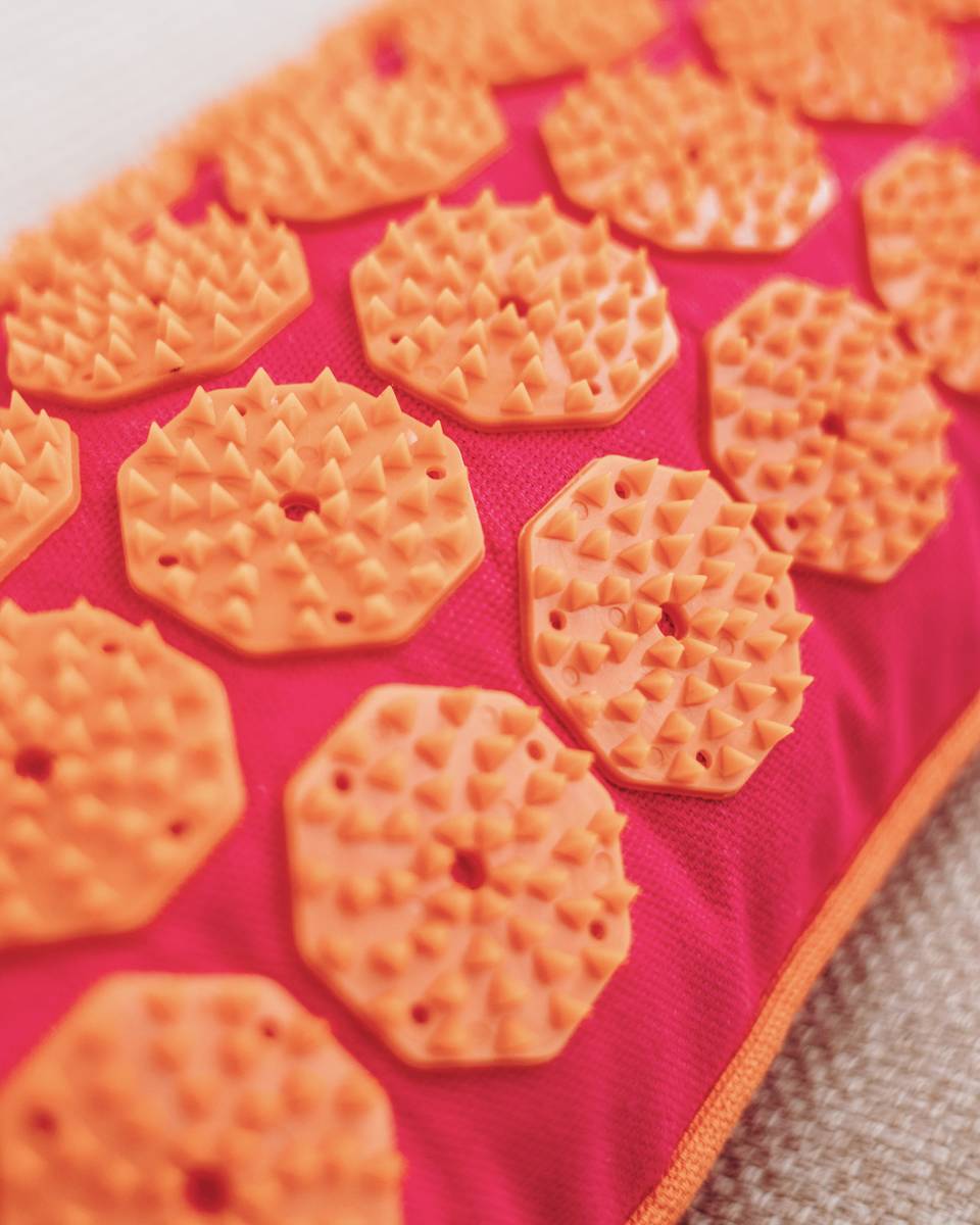 Details van het spijkerkussen uit de spijkermat eco set fuchsia met oranje van Flowee