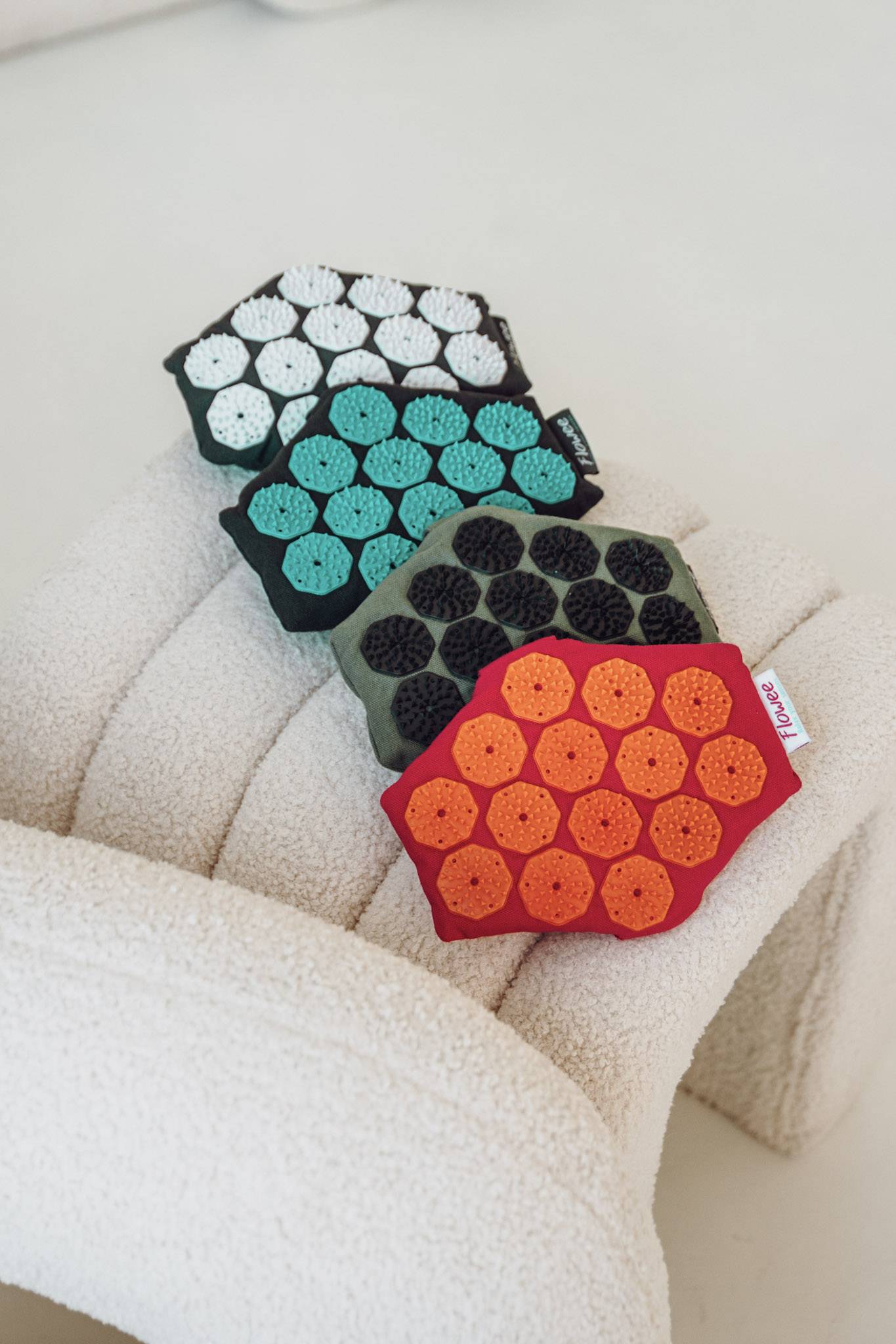 Verschillende kleuren spijkermat massagehanden liggen op een rij