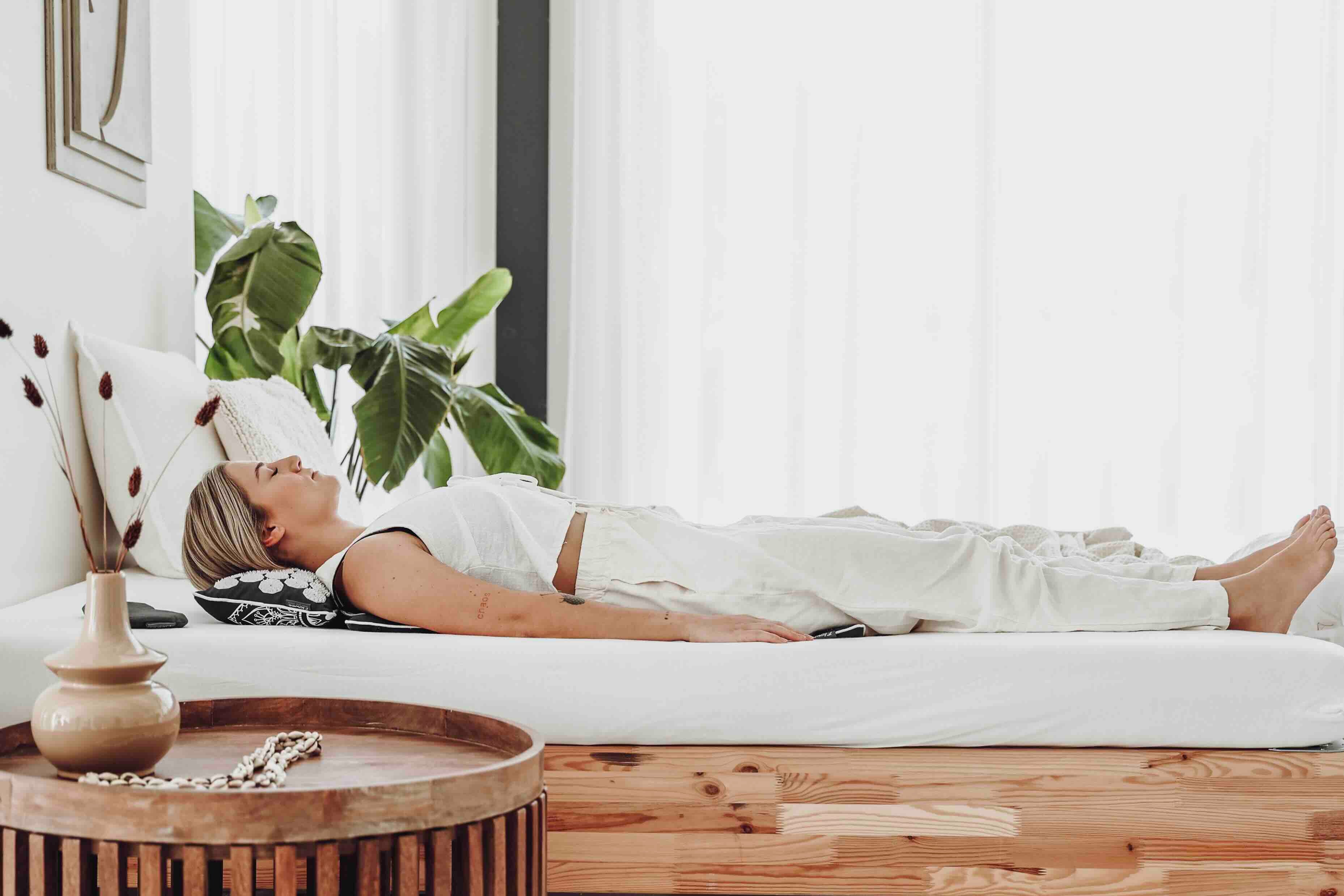 Video laden: Video gebruik Flowee Spijkermat Set grijs met wit op bed