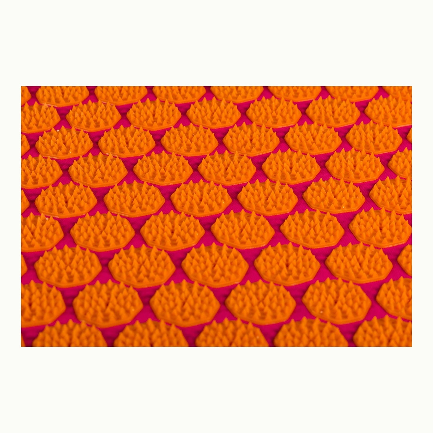Flowee Spijkermat of acupressuurmat fuchsia oranje spikes van dichtbij