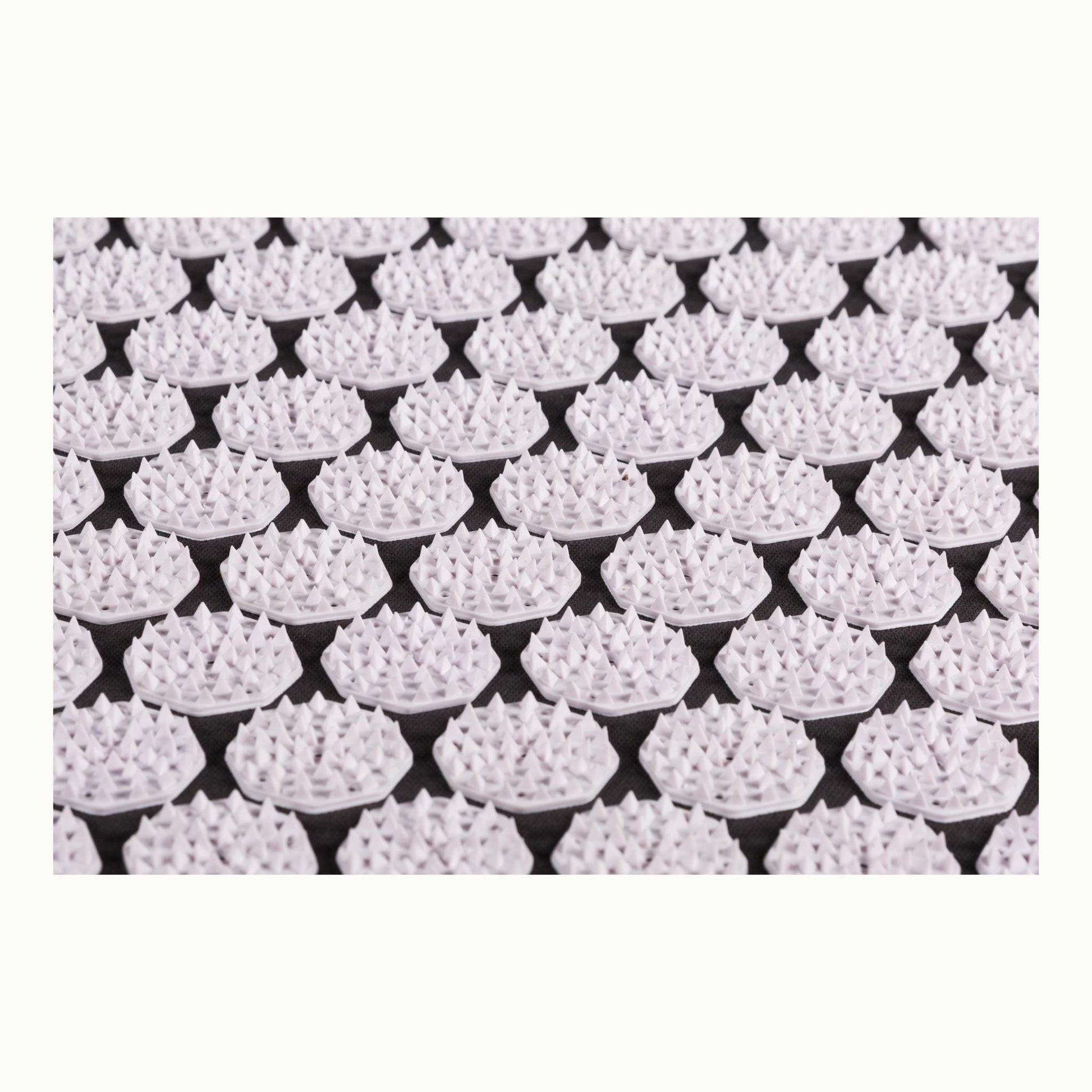 Flowee spijkermat kussen grijs wit detailfoto spike